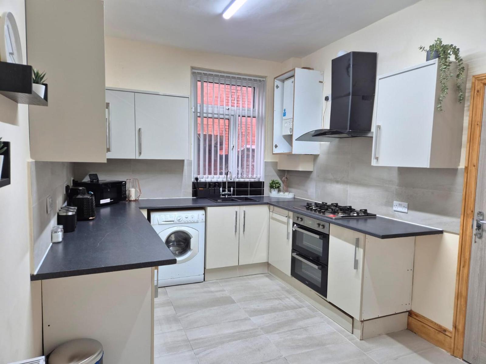 Rooms In Manchester 6 Minutes Drive To Victoria Station Exteriör bild