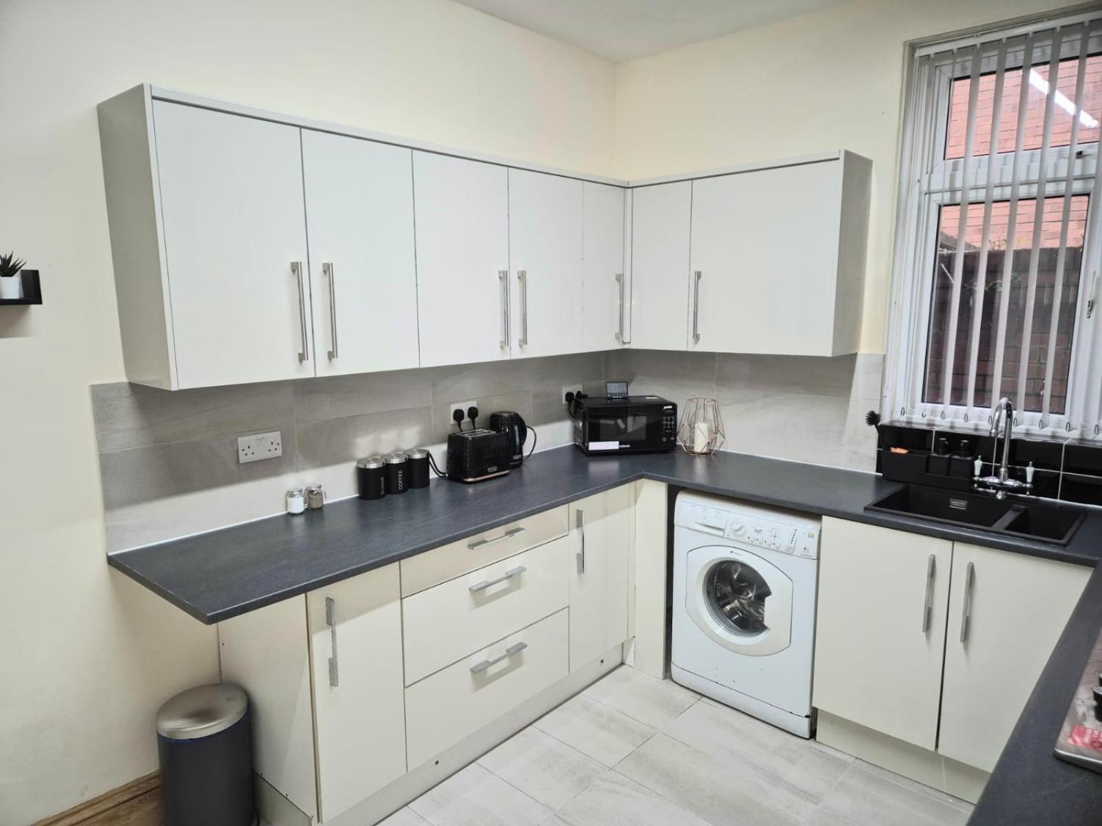 Rooms In Manchester 6 Minutes Drive To Victoria Station Exteriör bild