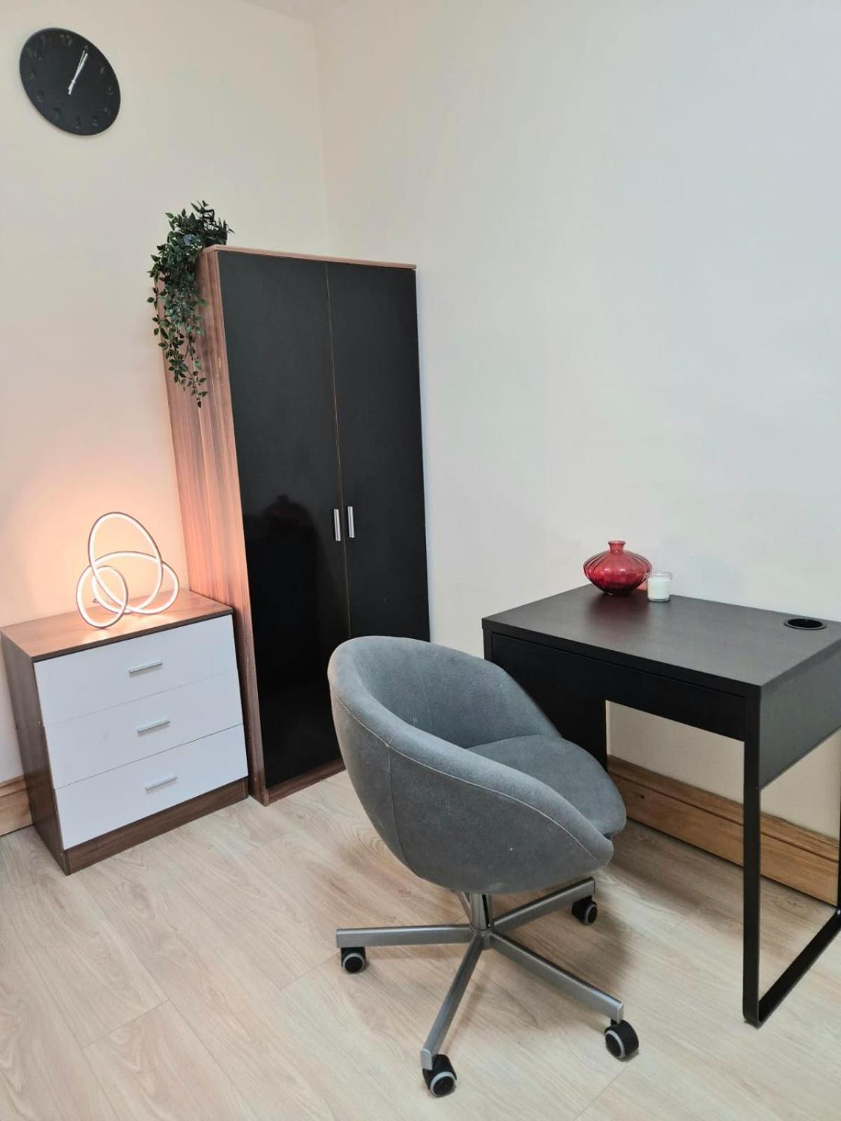 Rooms In Manchester 6 Minutes Drive To Victoria Station Exteriör bild