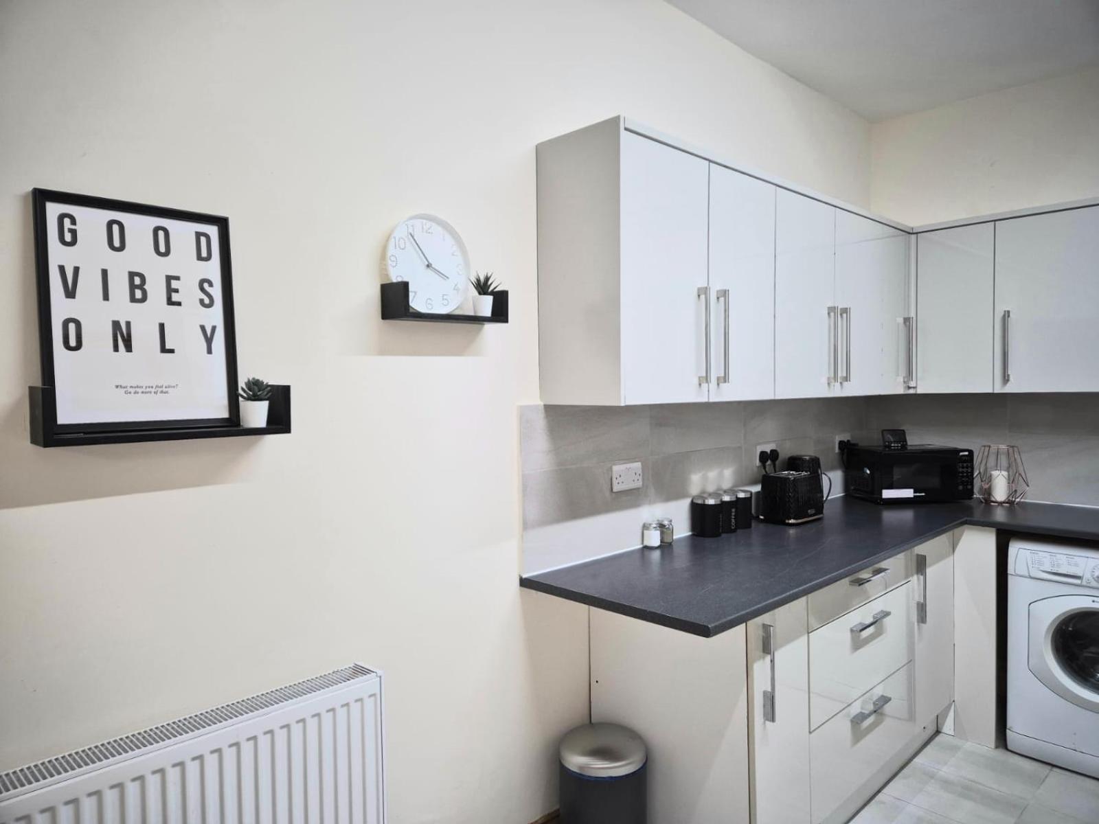 Rooms In Manchester 6 Minutes Drive To Victoria Station Exteriör bild
